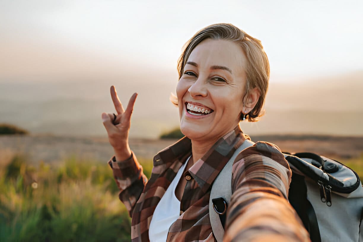 Femme randonnant dans la montagne